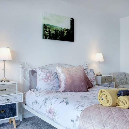 Newly Renovated Riverside Flat W/ Private Balcony Norwich Bagian luar foto